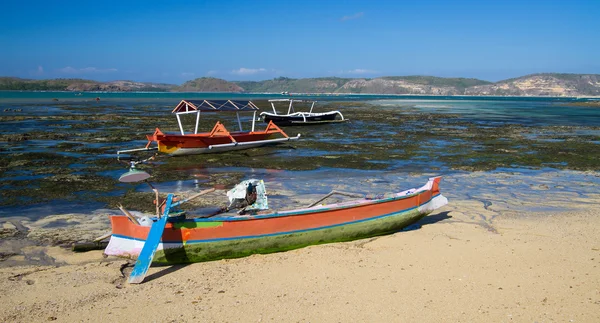 Bateaux traditionnels asiatiques sur la plage . — Photo