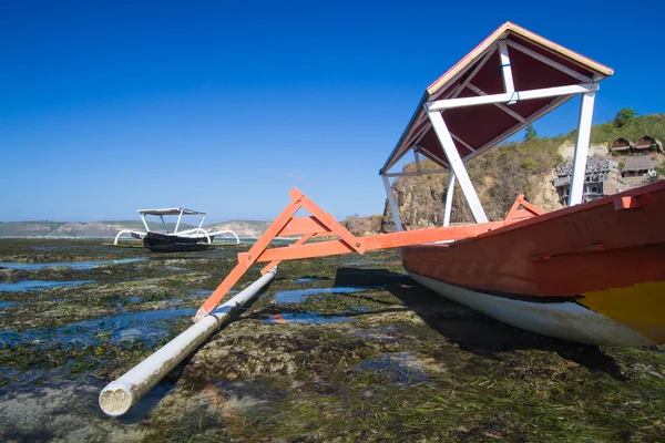 Tradisjonelle asiatiske båter på stranden . – stockfoto