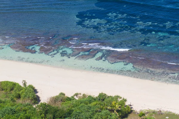 Océan et plage de sable . — Photo