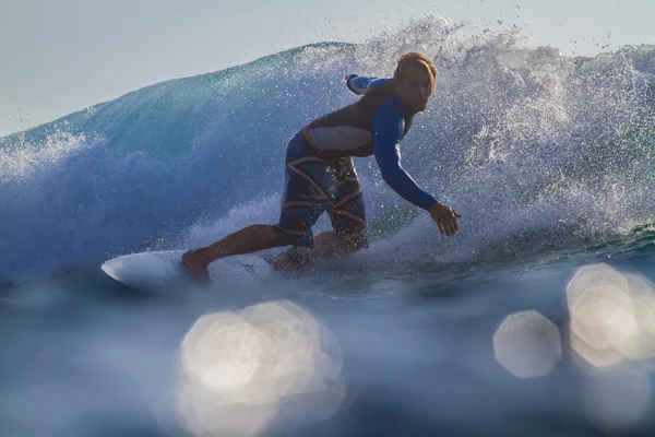 Auf einer Welle surfen. — Stockfoto