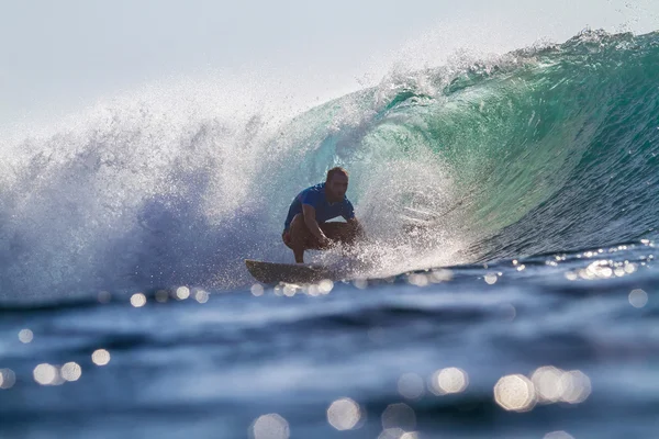 Surfen op een golf. — Stockfoto