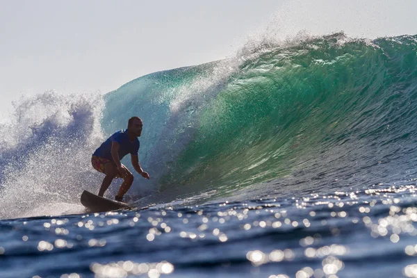 Surfa på en våg. — Stockfoto