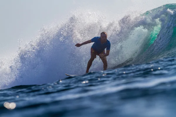 Surfando uma onda . — Fotografia de Stock