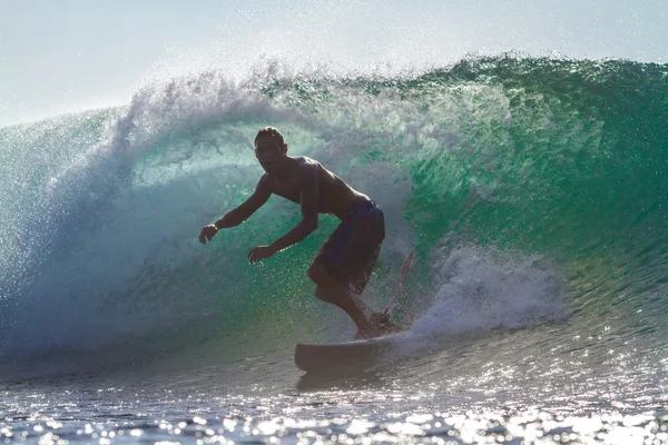 Surfando uma onda . — Fotografia de Stock