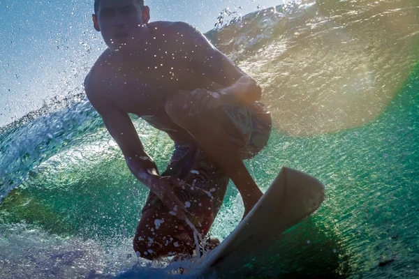 Surfer sur une vague . — Photo