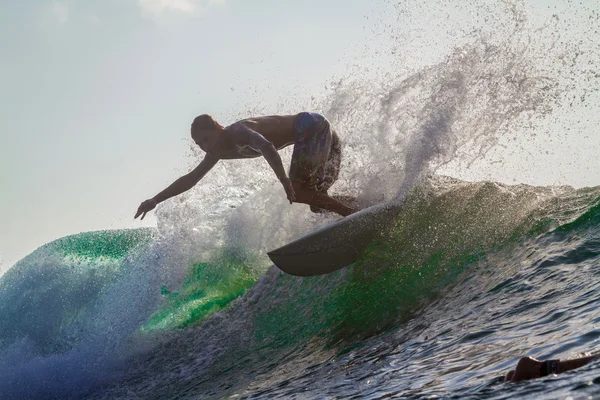 Surfa på en våg. — Stockfoto
