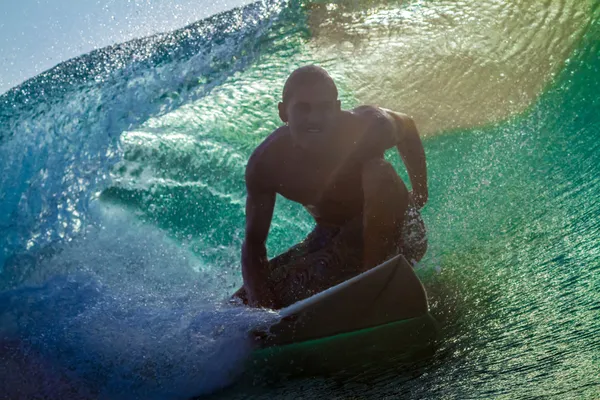 Surfer sur une vague . — Photo