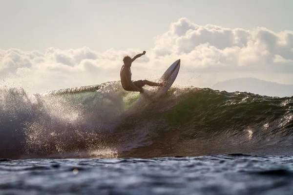 Auf einer Welle surfen. — Stockfoto