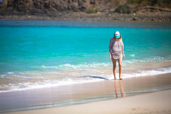 ผู้หญิงเดินบนชายหาด — ภาพถ่ายสต็อก