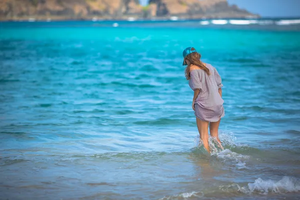 Woman Walking on the Beach — Stock Photo, Image