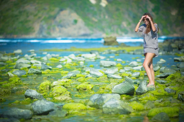 Frau geht auf dem grünen Riff — Stockfoto