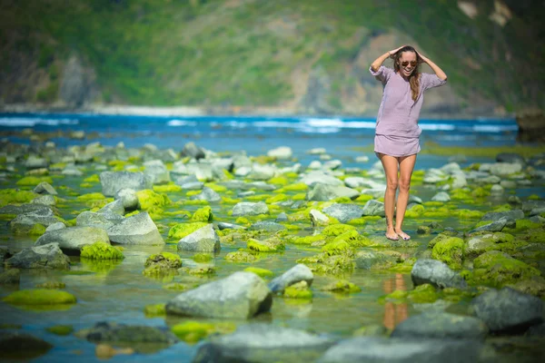 走在绿色礁石上的女人 — 图库照片