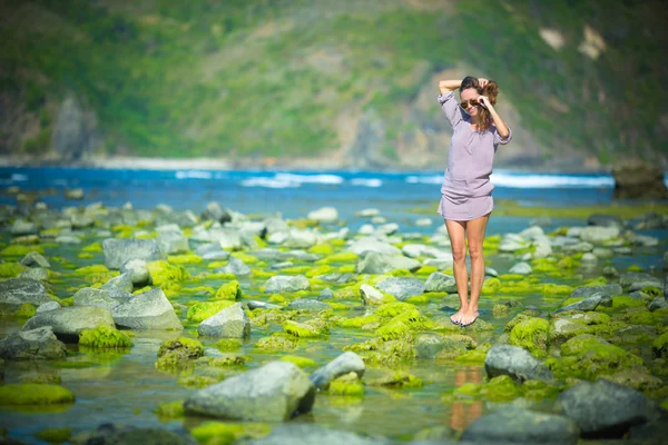 Femme marchant sur le récif vert — Photo