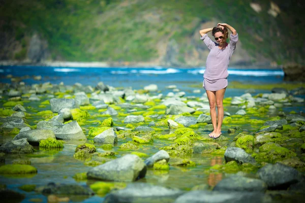 Mujer caminando sobre el arrecife verde — Foto de Stock