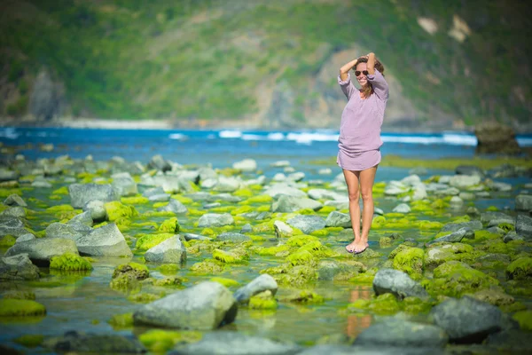 Mujer caminando sobre el arrecife verde — Foto de Stock