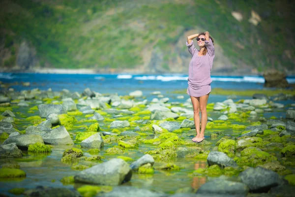 Mujer caminando sobre el arrecife verde — Foto de Stock