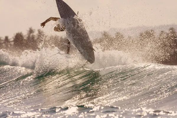 Серфинг волны — стоковое фото