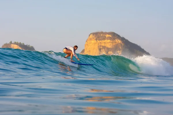 Surfando uma onda — Fotografia de Stock