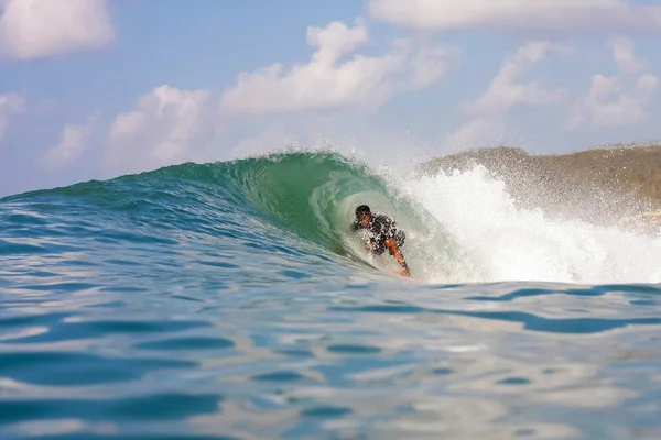 Surfa på en våg — Stockfoto