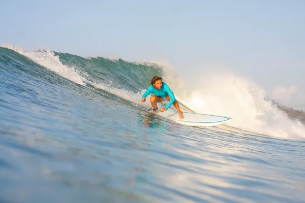 Surfear una ola — Foto de Stock