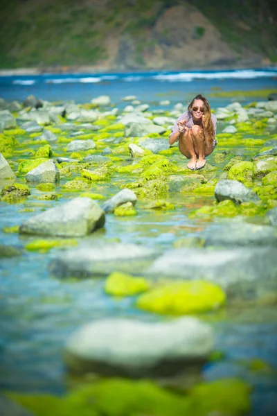 Kadın yalnız yeşil bir resif üzerinde yürüyor — Stok fotoğraf