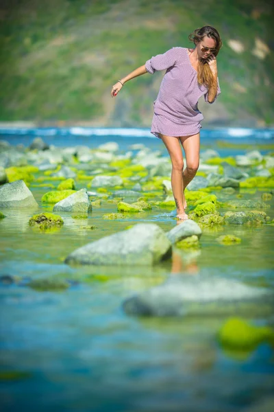 Kadın yalnız yeşil bir resif üzerinde yürüyor — Stok fotoğraf
