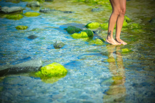 Žena chodí sám na zelené útes — Stock fotografie