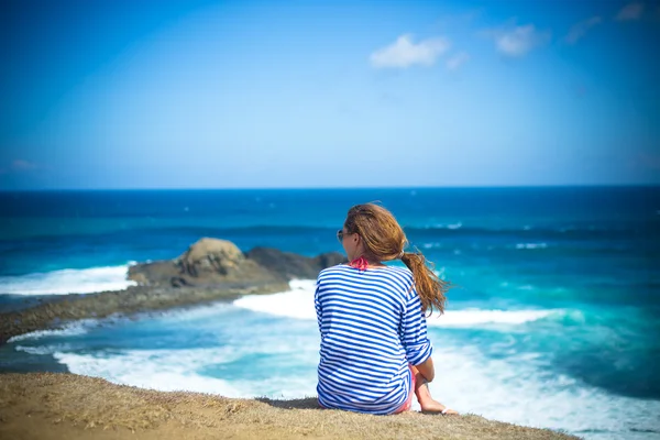 Mädchen sitzt am Strand — Stockfoto