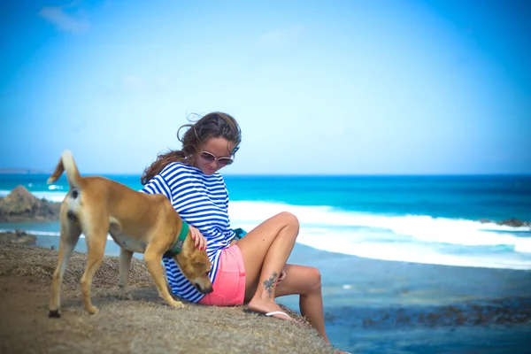 Chica sentada en la playa — Foto de Stock