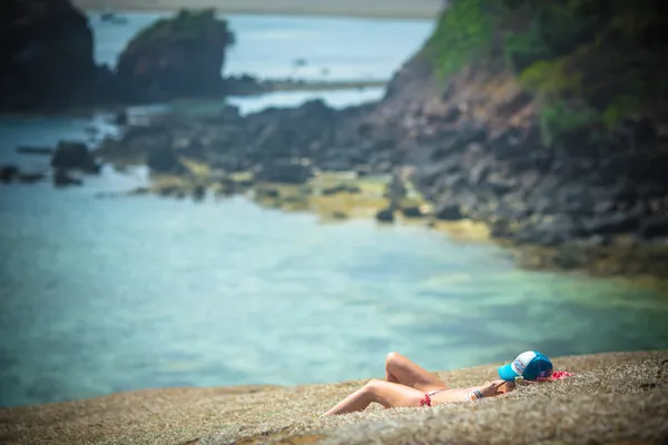 Flicka sitter på stranden — Stockfoto