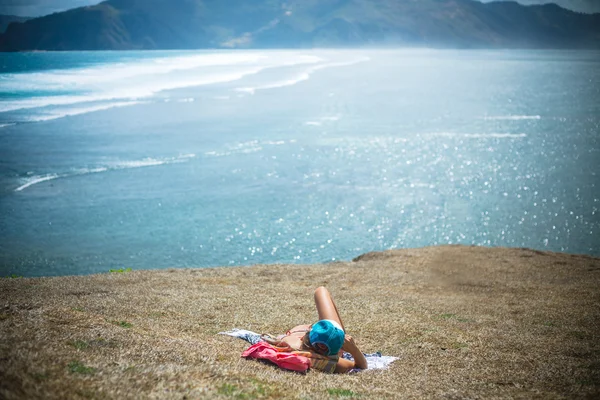 Flicka sitter på stranden — Stockfoto