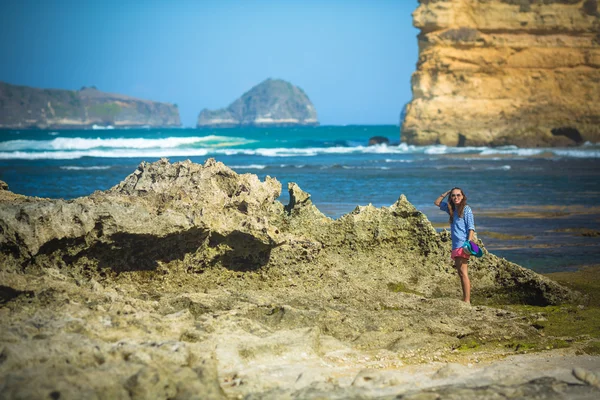 Kobieta idzie sam na bezludnej plaży — Zdjęcie stockowe