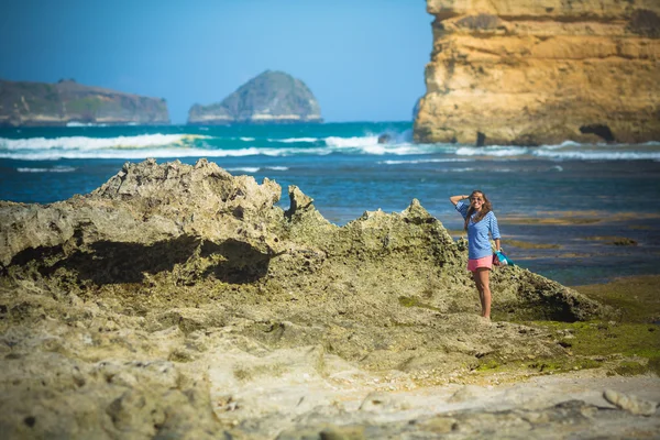 Woman Walks Alone on a Deserted Beach — Stock Photo, Image