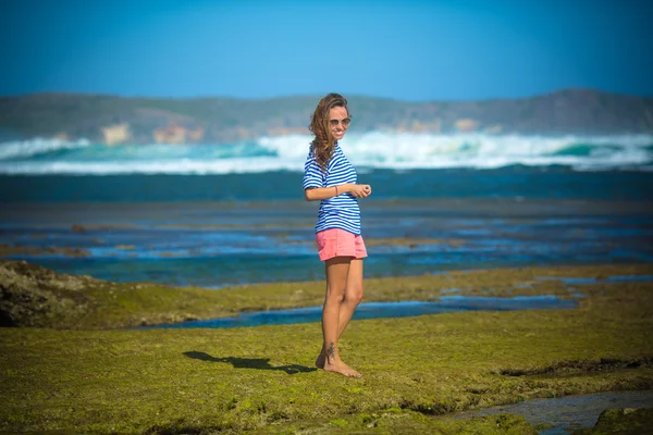 人けのないビーチで単独で女性のウォーク — ストック写真