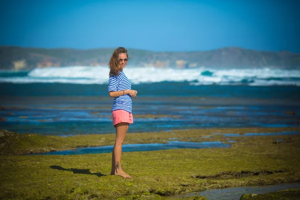 여자 혼자 버려진된 해변에 산책 — 스톡 사진