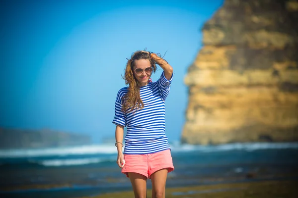 人けのないビーチで単独で女性のウォーク — ストック写真