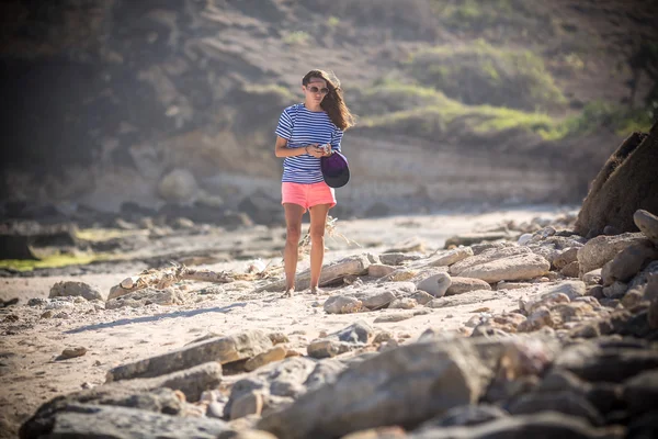 Mujer camina sola en una playa desierta —  Fotos de Stock