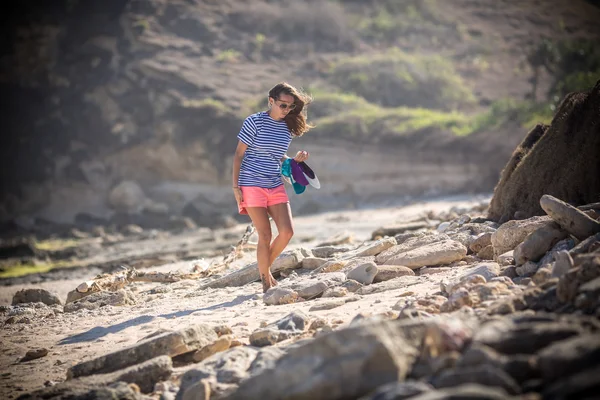 Kadın, tek başına ıssız bir kumsalda yürür — Stok fotoğraf