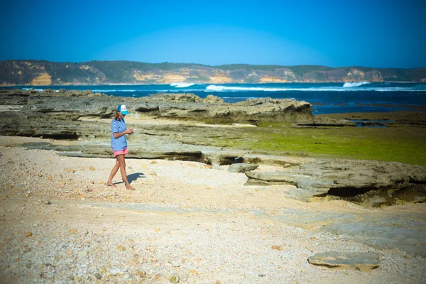 Mujer camina sola en una playa desierta — Foto de Stock