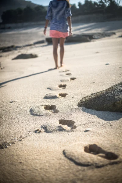 Woman Walks Alone on a Deserted Beach — Stock Photo, Image