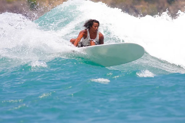 Surfa på en våg — Stockfoto