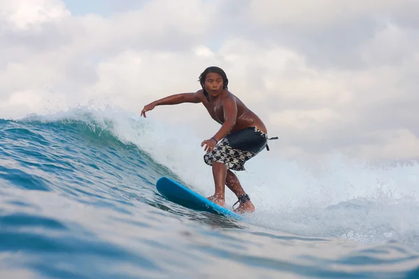 Surfando uma onda — Fotografia de Stock