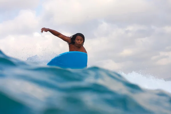 Surfer sur une vague — Photo