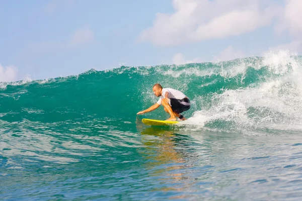 波をサーフィン — ストック写真