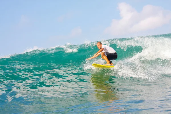 Surfear una ola —  Fotos de Stock