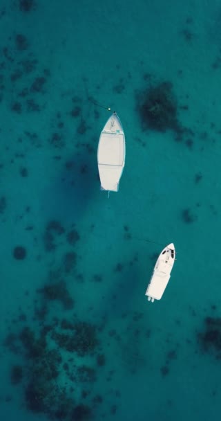 Vue aérienne des bateaux sur l'eau bleue, atoll de North Male, île de Huraa, — Video