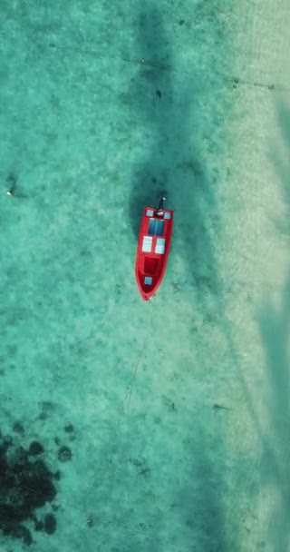 Vista aérea do barco vermelho flutuando na água azul-turquesa do atol Kaafu, Maldivas — Vídeo de Stock