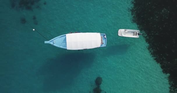 Mavi sudaki teknelerin hava manzarası, Kuzey Erkek Mercan adası, Huraa adası, — Stok video