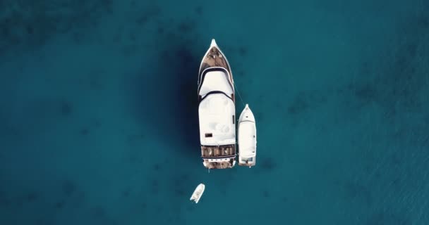 Vue aérienne des bateaux sur l'eau bleue, atoll de North Male, île de Huraa, — Video