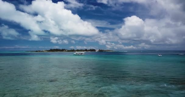 Viligilimathidhahuraa νησί και Thulusdhoo νησί στην τροπική γαλάζια θάλασσα — Αρχείο Βίντεο